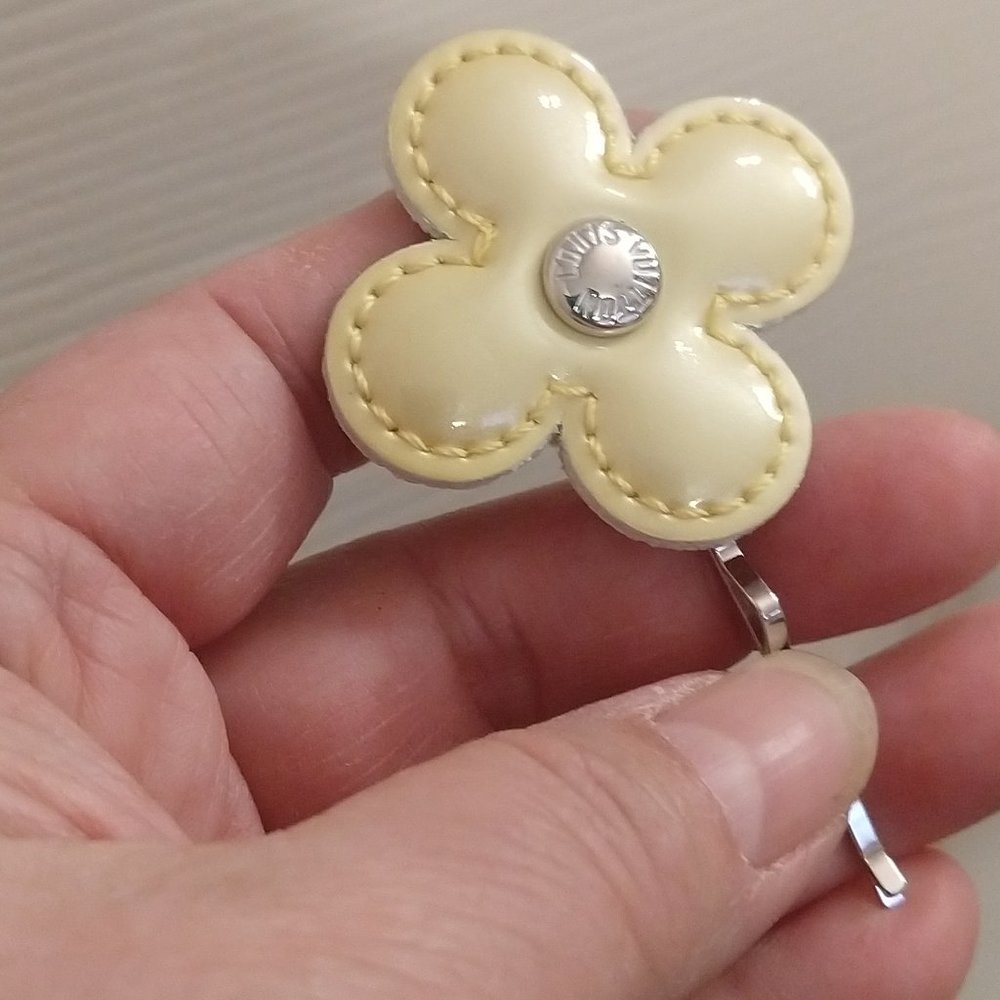 Louis Vuitton Monogram Vernis Flower Hair Pins - Picture 5 of 11